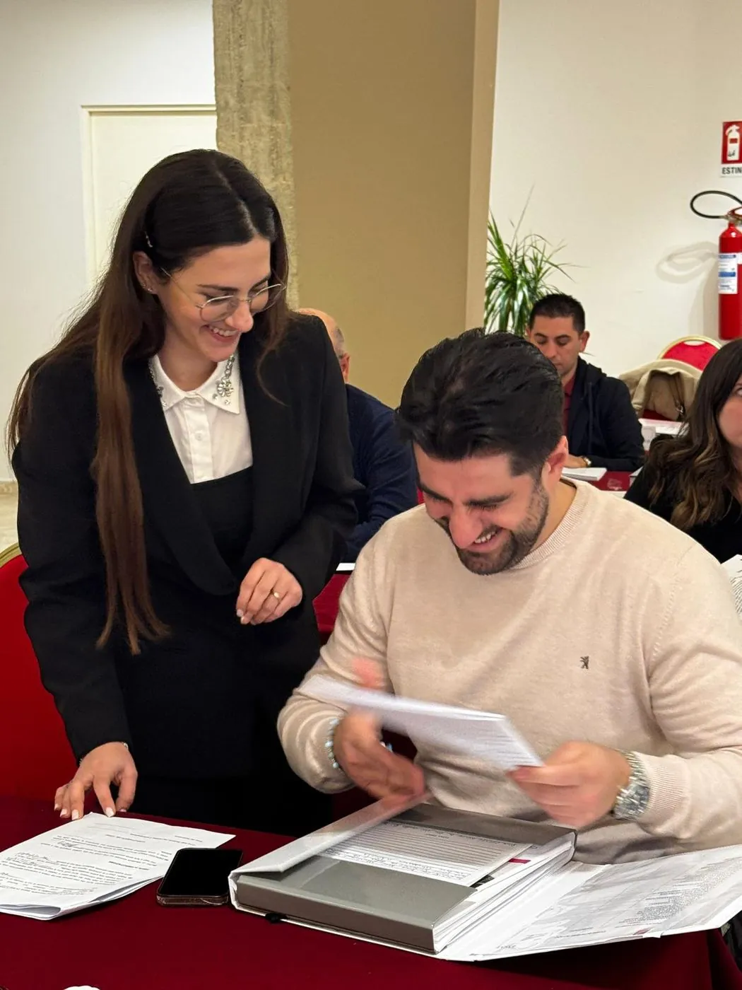 Un'analista di OSM Value affianca un imprenditore sui documenti aziendali