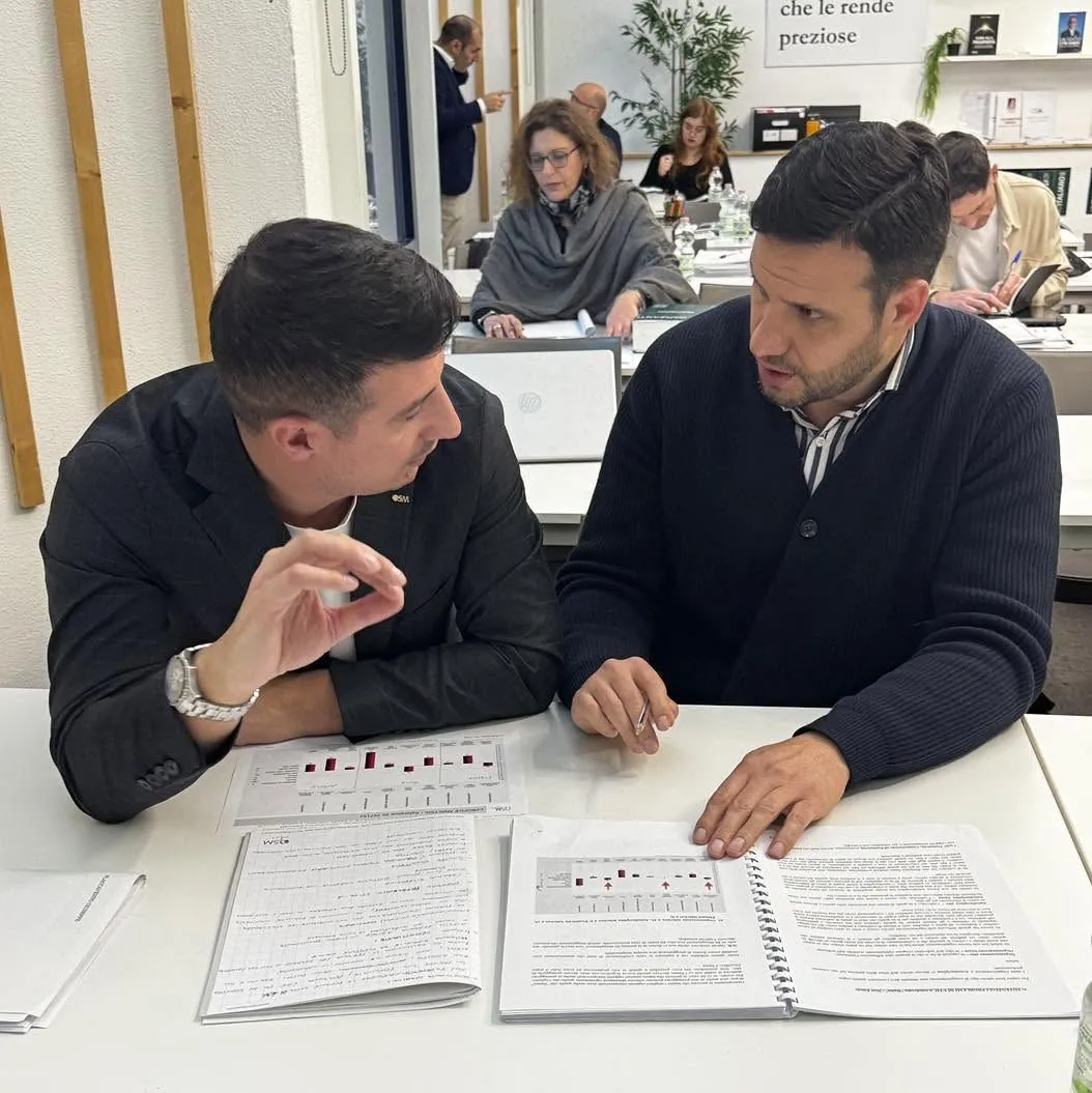 Analisi dei dati aziendali insieme all'imprenditore